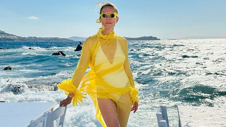 Βίκυ Καγιά: Μαγνητίζει τα βλέμματα στην παραλία με το απίστευτο σώμα της στα 46 της!