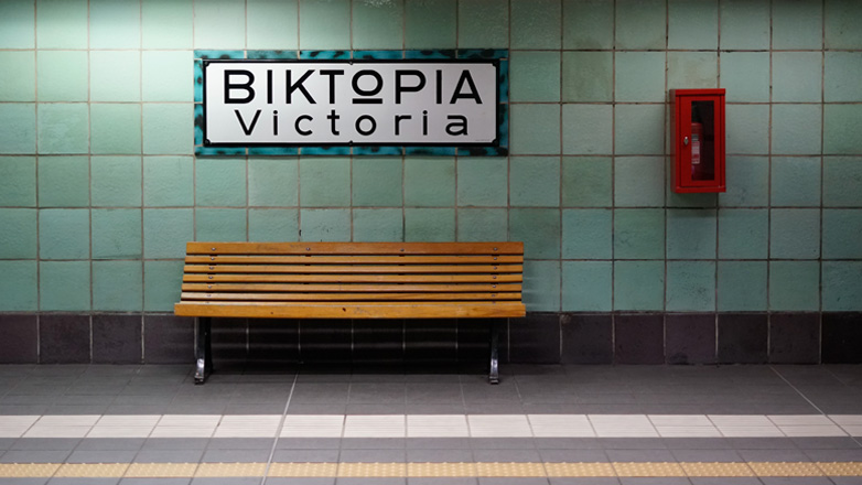 Στη φυλακή επιβάτης που επιτέθηκε σε σταθμάρχη στον σταθμό «Βικτώρια»