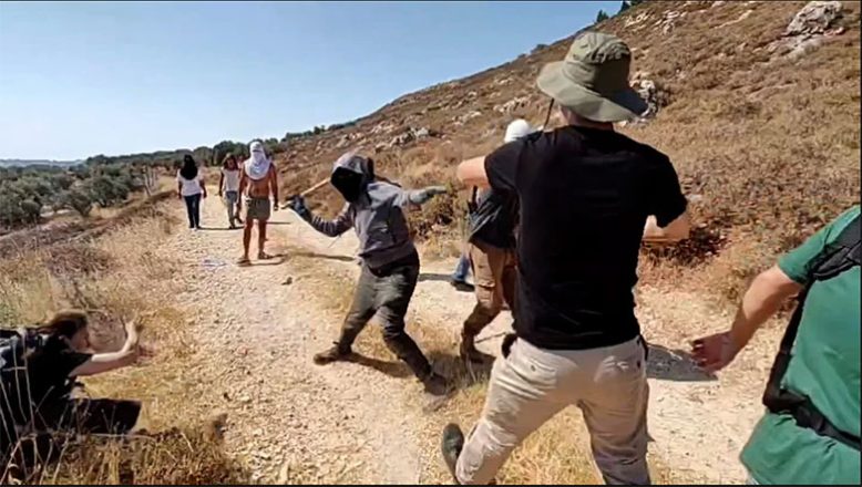 Ισραηλινοί έποικοι επιτίθενται σε ξένους ακτιβιστές και Παλαιστίνιους αγρότες στη Δυτική Όχθη Ισραηλινοί έποικοι επιτίθενται σε ξένους ακτιβιστές και Παλαιστίνιους αγρότες στη Δυτική Όχθη