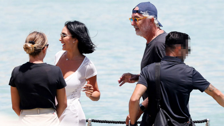 Flavio Briatore: Στη Μύκονο μαζί με μελαχρινή καλλονή ο γνωστός Ιταλός επιχειρηματίας