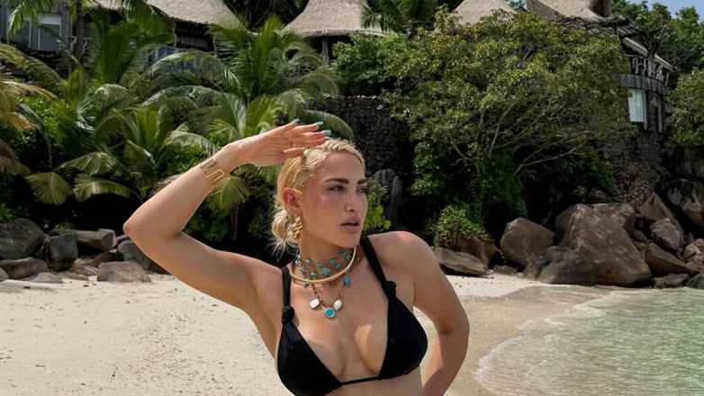 Η Ιωάννα Τούνη αυτοτρολάρεται για την ομοιότητά της με τον Βασίλη Χαραλαμπόπουλο