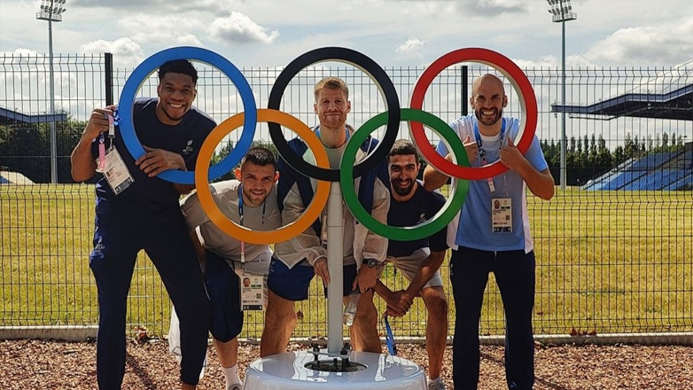 Παρίσι 2024: Η τρομερή φωτογραφία των Αντετοκούνμπο, Γουόκαπ, Καλάθη, Παπανικολάου και Χουγκάζ με τους ολυμπιακούς κύκλους