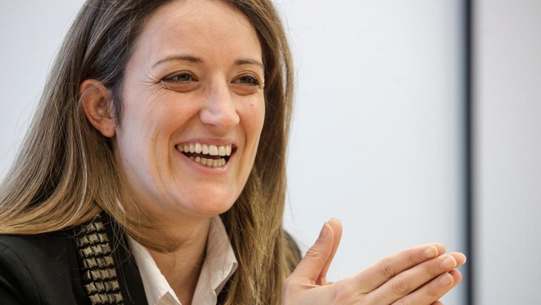 «Θερμές ευχές» στα ελληνικά από τη Ρομπέρτα Μέτσολα