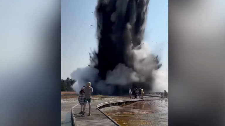 ΗΠΑ: Τεράστια υδροθερμική έκρηξη στο Γελοουστόουν – Έτρεχαν να σωθούν οι επισκέπτες