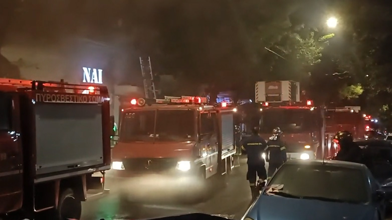Μεγάλη φωτιά με απεγκλωβισμούς σε υπόγειο καφετέριας στο κέντρο της Αθήνας
