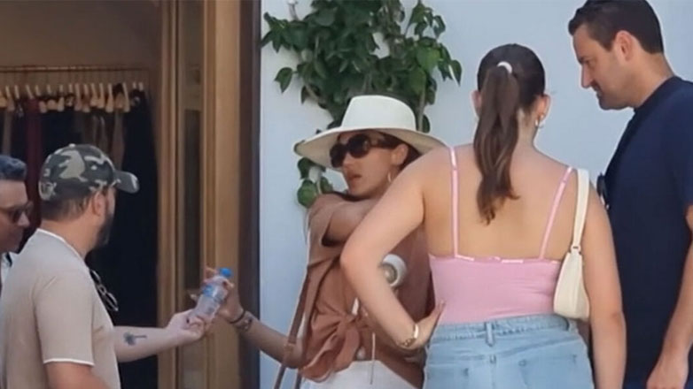 Στην Ελλάδα η Jessica Alba: Η χολυγουντιανή ηθοποιός απολαμβάνει τις βόλτες της στο Nammos στη Ψαρρού