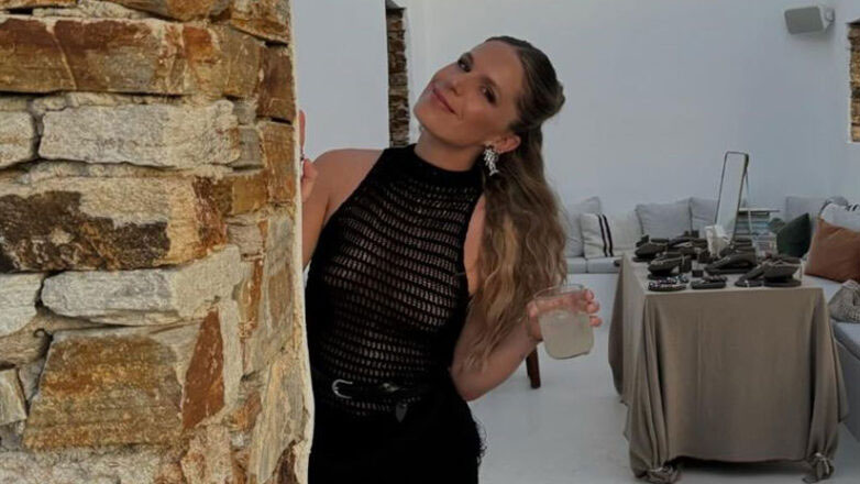 Ευγενία Νιάρχου: Σε ποιο ελληνικό νησί συνεχίζει τις διακοπές της μετά τη Σαντορίνη