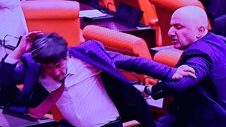 Τουρκία: Ξύλο μεταξύ βουλευτών στην τουρκική Εθνοσυνέλευση