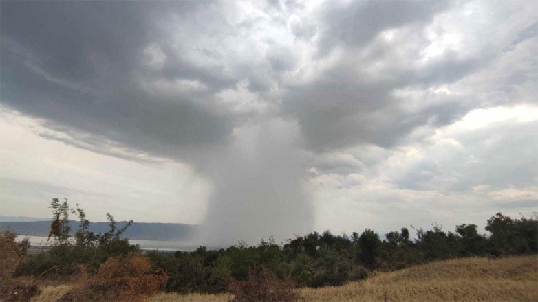 Απόκοσμη εικόνα στη λίμνη Βόλβη – Το εντυπωσιακό κατέβασμα της καταιγίδας