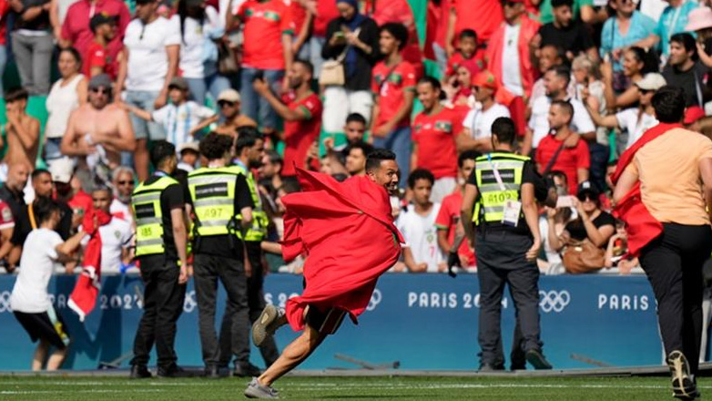 Το απόλυτο φιάσκο: Μετά από σχεδόν δύο ώρες ακυρώθηκε από το VAR το γκολ της Αργεντινής – Οι ομάδες επέστρεψαν στον αγωνιστικό χώρο για τρία λεπτά!