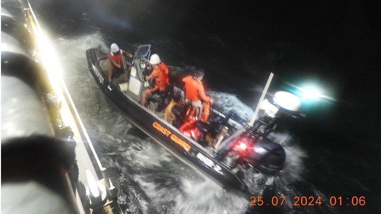 Πελώρια κύματα «καταπίνουν» δεξαμενόπλοιο στη Μανίλα