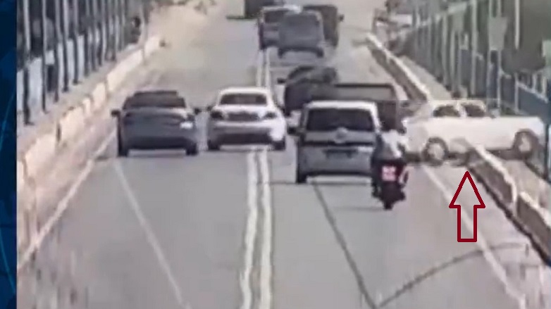 Συγκλονιστικό βίντεο καταγράφει βουτιά θανάτου Ι.Χ. από γέφυρα