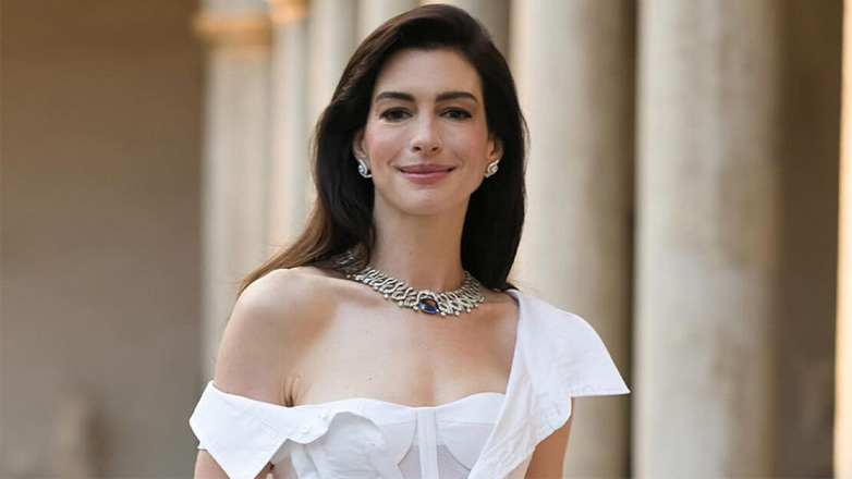 Anne Hathaway: Στην Ύδρα για διακοπές με την οικογένειά της η οσκαρική ηθοποιός