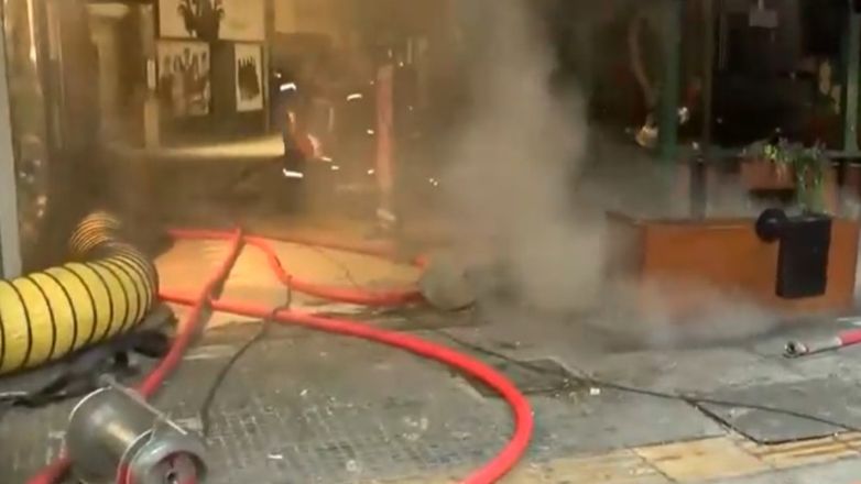 Yπό έλεγχο η πυρκαγιά που ξέσπασε στη στοά του θεάτρου Broadway – Απεγκλωβίστηκαν πάνω από 10 άτομα