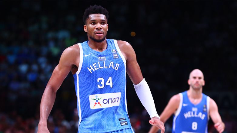 Παρίσι 2024: Ο Γιάννης Αντετοκούνμπο, ανάμεσα στους… διάσημους σημαιοφόρους στην Τελετή Έναρξης