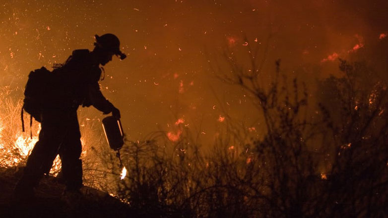 ΗΠΑ: Χιλιάδες άνθρωποι εγκαταλείπουν τις εστίες τους λόγω της πολύ μεγάλης πυρκαγιάς στην Καλιφόρνια