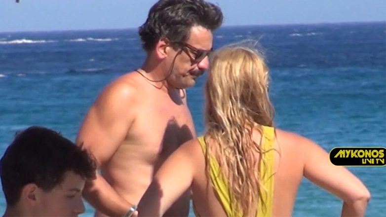 Θάνος Κιούσης: Ο Τόνι Σφήνος απολαμβάνει τις βουτιές του στη Μύκονο με την σύζυγό του Ιωάννα Γραμματικού