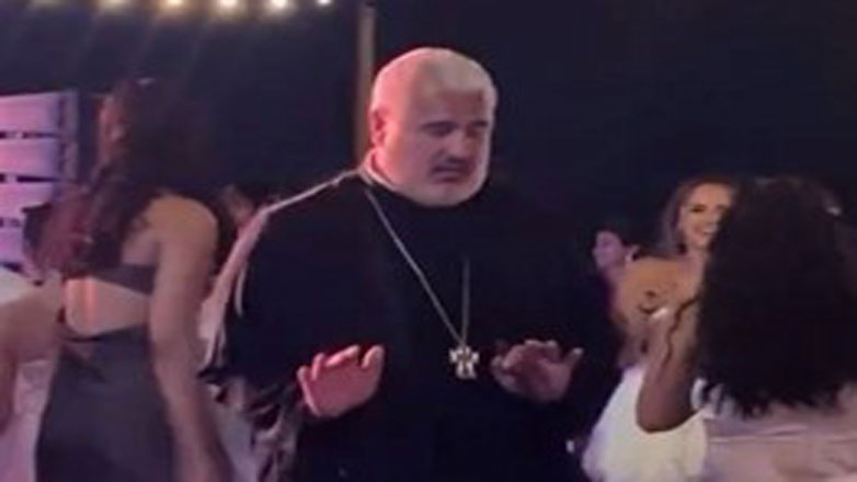 Εδώ παπάς, εκεί παπάς… να τος ο παπάς ο μερακλής!