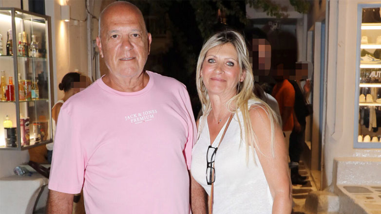 Αντώνης Γούναρης: Σπάνια δημόσια εμφάνιση με τη σύζυγό του Ρένα στη Μύκονο