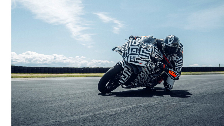 Η KTM αναπτύσσει την 990 RC R του 2025 και μας δείχνει τη διαδικασία