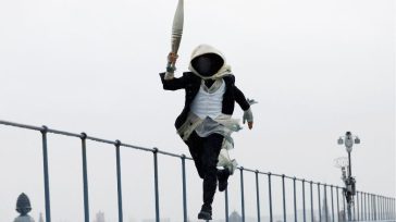 Ολυμπιακοί Αγώνες: Πληθαίνουν οι θεωρίες για τον μασκοφόρο δρομέα στην τελετή έναρξης – Μυστήριο με την ταυτότητά του