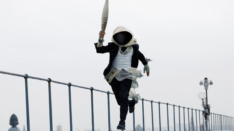 Ολυμπιακοί Αγώνες: Πληθαίνουν οι θεωρίες για τον μασκοφόρο δρομέα στην τελετή έναρξης – Μυστήριο με την ταυτότητά του