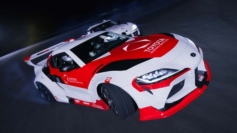 Δείτε δύο αυτοκινούμενες Toyota Supra να κάνουν drift, με στόχο να σώσουν ζωές (Βίντεο)
