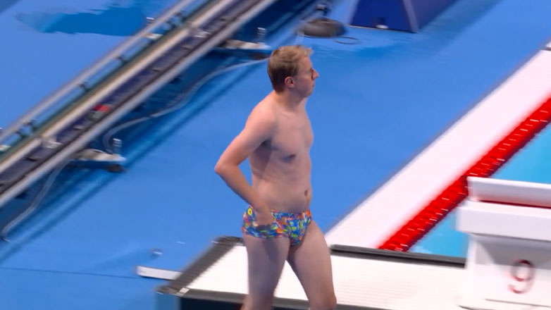 Παρίσι 2024: Βούτηξε να βγάλει σκουφάκι από την πισίνα και αποθεώθηκε