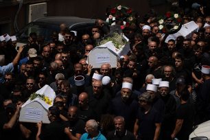 Θρήνος, οδύνη και οργή στην κηδεία των 12 παιδιών της επίθεσης στα υψίπεδα του Γκολάν