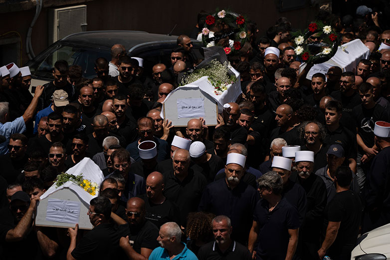 Θρήνος, οδύνη και οργή στην κηδεία των 12 παιδιών της επίθεσης στα υψίπεδα του Γκολάν