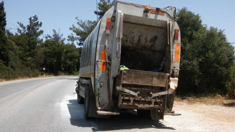 ΧΥΤΑ Φυλής: Νεκρός οδηγός απορριμματοφόρου που παρασύρθηκε από το όχημά του