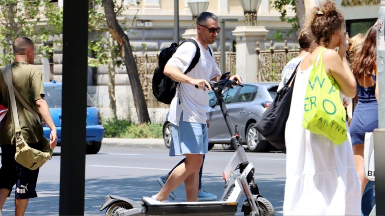 Γιούρκας Σεϊταρίδης: Βόλτα στο κέντρο της Αθήνας για τον πρώην διεθνή ποδοσφαιριστή