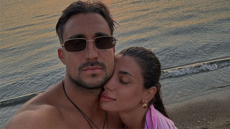 Σάκης Κατσούλης: Αγκαλιά με την Μαριαλένα Ρουμελιώτη πάνω σε σκάφος – «Κάνεις την ζωή μου πιο όμορφη»