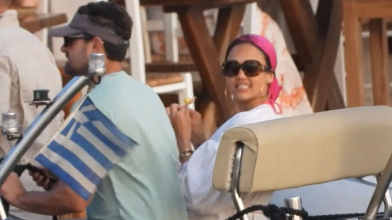 Jessica Alba: Οι βόλτες με τη θαλαμηγό Zeus στις νότιες παραλίες της Μυκόνου