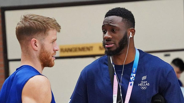 Στην προπόνηση της Εθνικής με πατερίτσα ο Θανάσης Αντετοκούνμπο