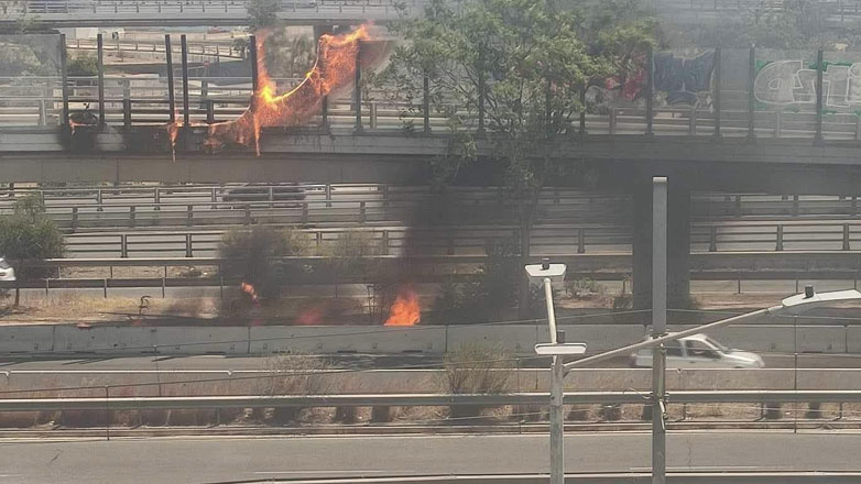 Φωτιά σε μηχανή στην έξοδο του Κηφισού στο Φάληρο – Κάηκαν και τα plexiglass στον δρόμο