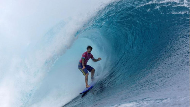 Η απόλυτη φωτογραφία των Ολυμπιακών Αγώνων – Ο «αιωρούμενος σέρφερ» που αψήφησε τη βαρύτητα