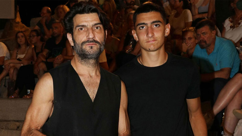 Νίκος Κουρής: Σπάνια δημόσια εμφάνιση με τον 17χρονο γιο του, Πέτρο στην Επίδαυρο