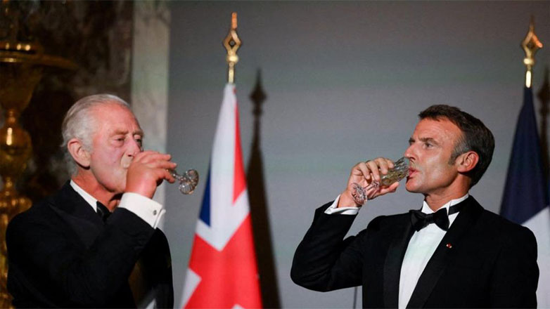 Χρυσό δείπνο με μπλε αστακούς