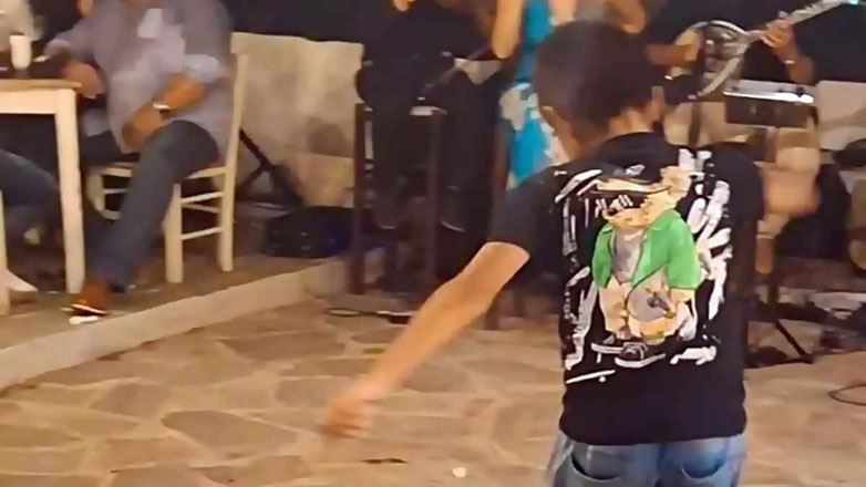 Από το Ζεϊμπέκικο στην ηθική πράξη – Η Συγκινητική Πράξη του 9χρονου Βαγγέλη από τη Λήμνο