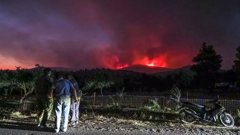 Ολονύχτια μάχη με τις φλόγες στην Εύβοια – Μετέβη ο Βασίλης Κικίλιας