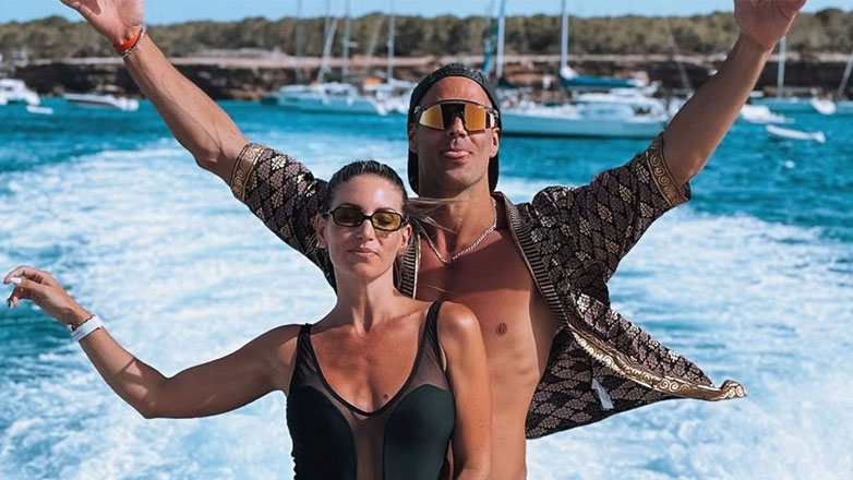 Αθηνά Οικονομάκου – Bruno Cerella: «Τρελές» πόζες πάνω σε σκάφος στην Ίμπιζα