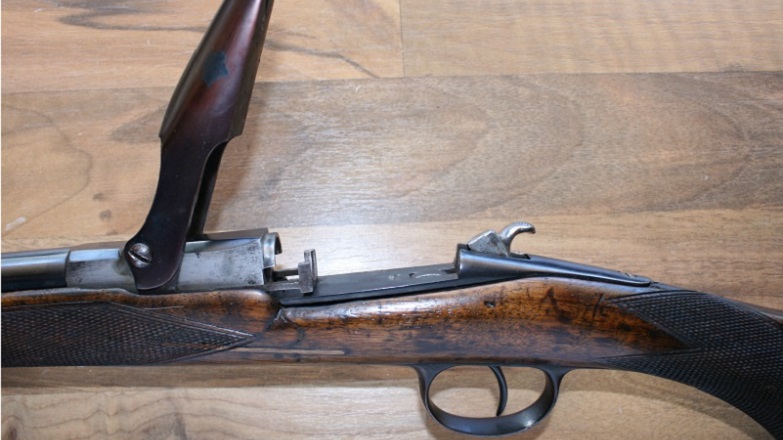 Αυτοπυροβολήθηκε με φλόμπερ και έπεσε από ταράτσα