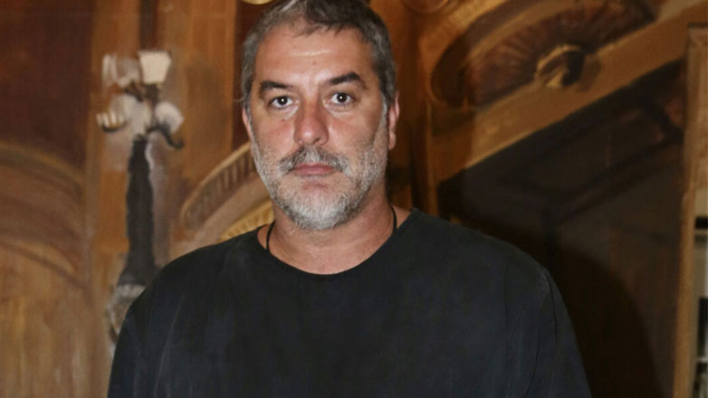 Βασίλης Μπισμπίκης: Πήγε να κάνει αποτρίχωση στο πρόσωπο κι έβγαλε selfie στο κουρείο