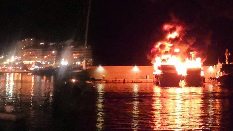 Φωτιά σε τρία γιοτ στη Μαρίνα Ζέας