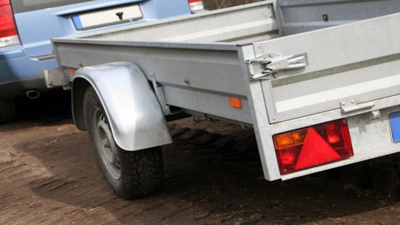 Τελευταία ρύθμιση έως το τέλος του 2024 για την έκδοση αδειών και πινακίδων για ρυμουλκούμενα – τρέιλερ