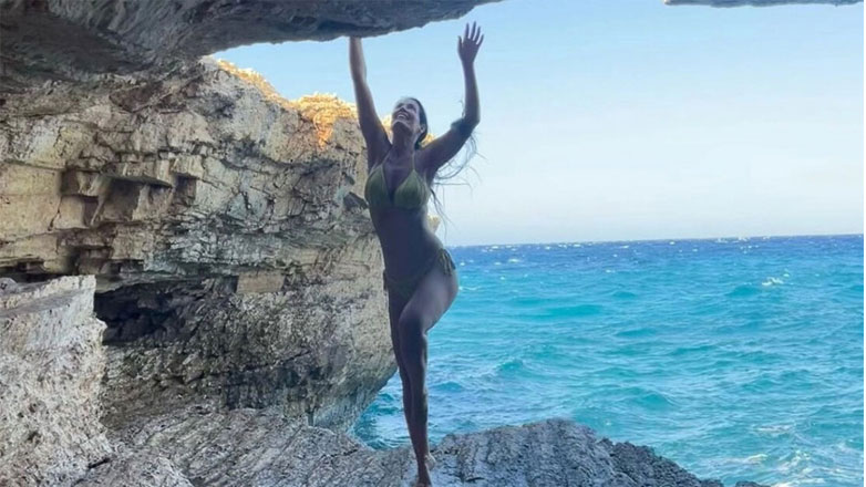 Μαρία Κορινθίου: Μετά τη Μασσαλία…στα Κουφονήσια – Οι πόζες με μαγιό σε σπηλιά