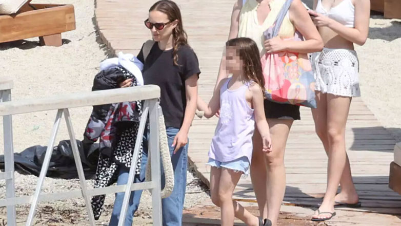 Συνεχίζει τις διακοπές της στη Μύκονο μαζί με την κόρη της η Natalie Portman