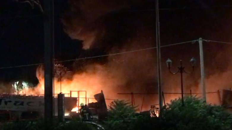 Στις φλόγες αυτοκίνητα στους Αγίους Αναργύρους