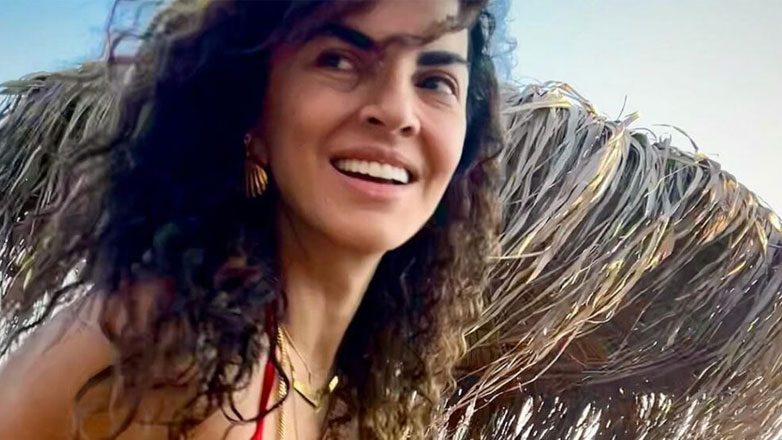 Μαρία Σολωμού: Ο αισθησιακός χορός με αποκαλυπτικό μπικίνι στη Σαντορίνη